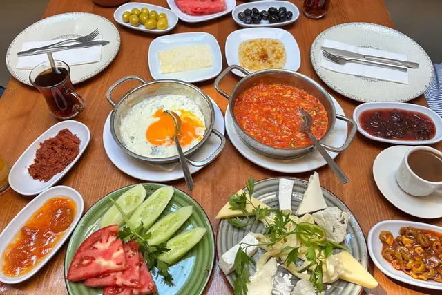 Das Frühstück aus der osttürkischen Provinz Van ist landesweit bekannt.
 | Foto: Linda Say/dpa (Symbolbild)