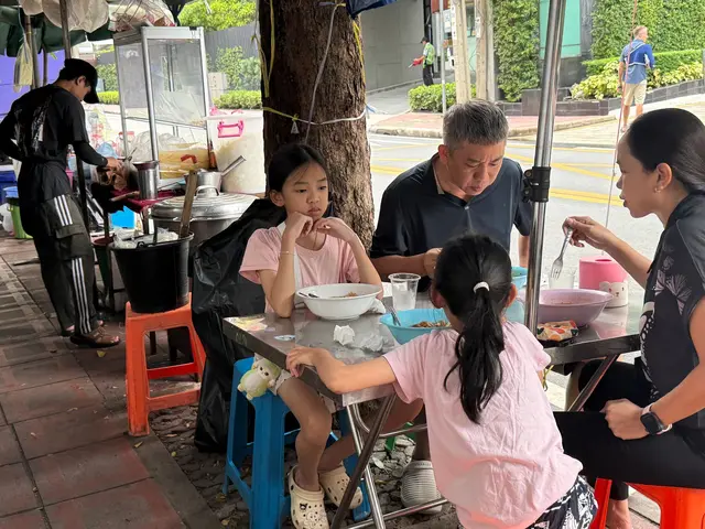 In Thailand nehmen die Menschen ihr Frühstück gerne im Freien ein, meist in einfachen Garküchen. | Foto: Carola Frentzen/dpa