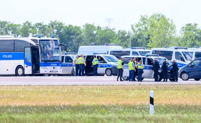 Zahlreiche Einsatzwagen der Polizei sind an der «Nordpiste» des Flughafens Leipzig/Halle im Einsatz. | Foto: Hendrik Schmidt/dpa