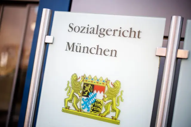 Die Sozialgerichte in Bayern müssen immer mehr Klagen bearbeiten. | Foto: Matthias Balk/dpa (Archivbild)