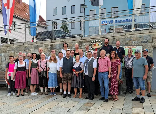 Die städtische Delegation rund um Bürgermeister Andreas Buckreus (vorne Mitte links, in kurzer Lederhose) wurde von Regens Bürgermeister Andreas Kroner (vorne Mitte rechts, mit Krawatte) herzlich in Empfang genommen.  | Foto: Stadt Roth
