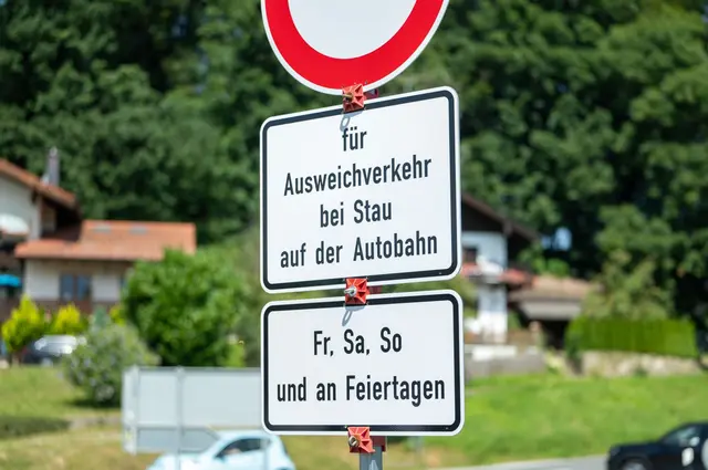 Am Wochenende will die Polizei die Verbote besonders genau kontrollieren.  | Foto: Leonie Asendorpf/dpa