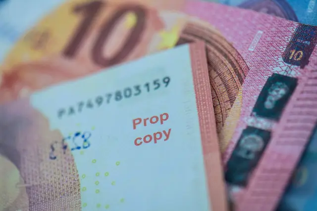 Seit Jahren werden in großem Stil Scheine mit Aufdrucken wie «MovieMoney» oder «Prop copy», die im Internet als Spielgeld oder Filmrequisite angeboten werden, in Umlauf gebracht.  | Foto: Boris Roessler/dpa (Archivbild)