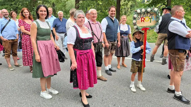 Die Rother Delegation reiste pünktlich an, um sich für den Festzug anlässlich des „Pichelsteiner Festes“ aufzustellen.  | Foto: Stadt Roth