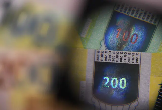 Experten der Notenbanken tüfteln ständig an neuen Sicherheitsmerkmalen, damit es Kriminelle noch schwerer haben, die Banknoten nachzumachen.  | Foto: Arne Dedert/dpa (Archivbild)