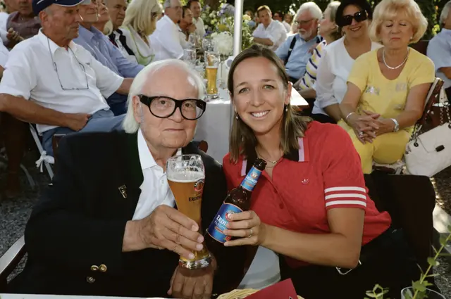 Erdinger-Weißbräu-Boss Werner Brombach mit Biathlon-Legende Franziska Preuß bei der Kuhstall-Wiedereröffnung in Nürnberg-Eibach. Das letzte öffentliche Foto.  | Foto: Jürgen Friedrich