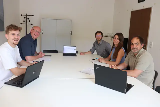 Im Juni startete das Projekt zur Kommunalen Wärmeplanung in Oberasbach. Im Gespräch sind (v.l.n.r.) Matthieu Royère, prosio engineering GmbH, Erster Bürgermeister Thomas Diebenbusch, Thomas Plankenbühler, Geschäftsfürhrer der prosio engineering GmbH, Sina Mixdorf, Nachhaltigkeitsbeauftragte, und Marco Wolfstädter, Leiter Tiefbauamt. | Foto: Stadt Oberasbach