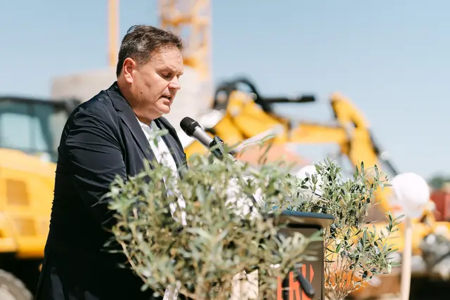 Jörg Lehnberger, Vorstand AWO Kreisverband Fürth-Land e. V., lobt den Standort als ein neues Kapitel für die AWO. | Foto: ERL Immobiliengruppe