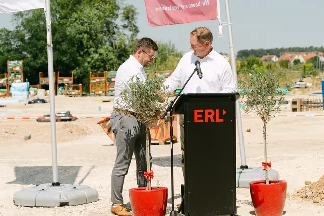 Landrat Bernd Obst überreichte den genehmigten Bauantrag während seiner Rede. | Foto: ERL Immobiliengruppe