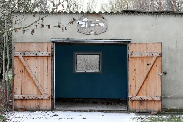 Die Garage bleibt leer: Wer auf falsche Auto-Inserate reinfällt, bekommt kein Fahrzeug - aber auch kein Geld zurück.  | Foto: Jan Woitas/dpa-Zentralbild/ZB (Symbolbild)