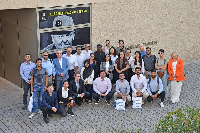 Die Teilnehmerinnen und Teilnehmer der Summer School mit LEZ-Chefin Evi Kurz (rechts im Bild) vor dem Ludwig Erhard Zentrum (LEZ). | Foto: Stiftung Ludwig-Erhard-Haus