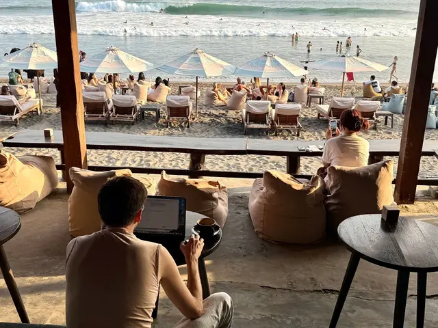 Am Strand von Canggu wird morgens gesurft und dann im Café gearbeitet. | Foto: Carola Frentzen/dpa