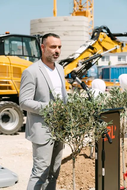 Erster Bürgermeister Marcus Spath freut sich auf die Realisierung des Bauvorhabens, das das altersgerechte Wohnangebot der Stadt Zirndorf erweitert. | Foto: ERL Immobiliengruppe