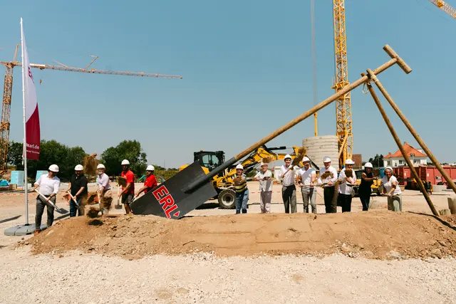 Offizieller Spatenstich für die Pflegeimmobilie in Zirndorf mit allen Projektbeteiligten. Von links: Wolfgang Haider (Vorstand ERL Immobiliengruppe), Tobias Miazga (Architekt ERL Immobiliengruppe), Gerhard Klein (Bauamtsleiter), Michael Baumgartner (Polier ERL Immobiliengruppe), Robert Weber (Polier ERL Immobiliengruppe), Heinz Schmidt  Präsidiumsvorsitzender AWO Kreisverband Fürth-Land e.V.), Matthias Raidel (Geschäftsführender Pfarrer, evangelisch-lutherische Kirchengemeinde), Tom Hesselberger (2. Bürgermeister), Marcus Spath (1. Bürgermeister), Bernd Obst (Landrat), Jörg Lehnberger (Vorstand AWO Kreisverband Fürth-Land e. V.), Yasmin Seeliger (Vorständin AWO Kreisverband Fürth-Land e. V.), Ute Höpfl (Architektin ERL Immobiliengruppe).
 | Foto: ERL Immobiliengruppe