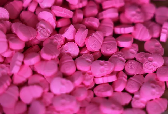 Bei einer Kontrolle von Postsendungen wurden in Bayern zahlreiche Drogen entdeckt, darunter auch Ecstasy-Tabletten.  | Foto: Oliver Berg/dpa (Archivbild)