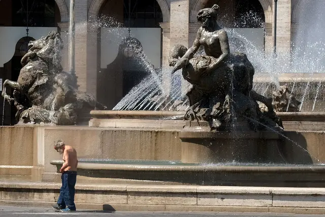 Das Bad im Najaden-Brunnen kostete einen Deutschen 450 Euro Geldstrafe. | Foto: Mauro Scrobogna/LaPresse via ZUMA Press/dpa (Archivfoto)