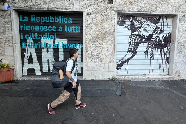 Anders als in den deutschen Innenstädten mit ihren vielen Schaufenstern hat in Italien noch so gut wie jedes Geschäft die schweren metallenen Rollläden. | Foto: Christoph Sator/dpa