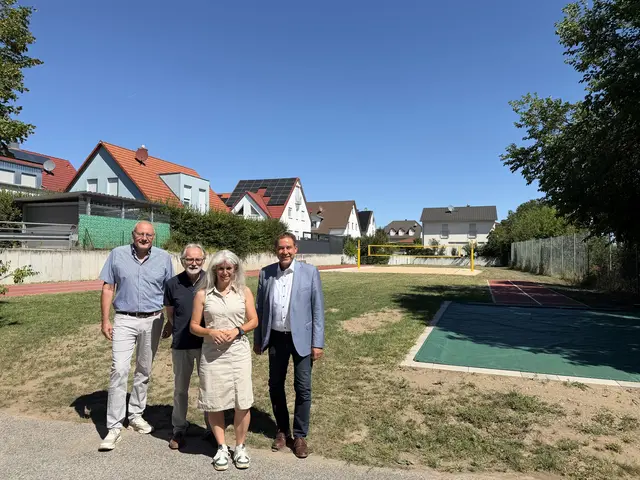 Bürgermeister Markus Braun (re.) dankte Gerhard Ritter (2.v.li.) und Gerald Lichthardt vom TV Vach sowie Simone Beyer vom städtischen Grünflächenamt für die gute Zusammenarbeit, um der Grundschule Zedernstraße fußläufig eine schulische Außenfläche anbieten zu können. | Foto: Wunder