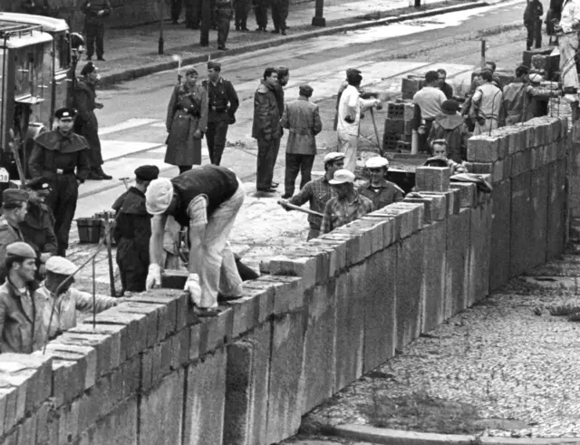 Am frühen Morgen des 13. August 1961 begann der Mauerbau.  | Foto: UPI/dpa (Archivbild)