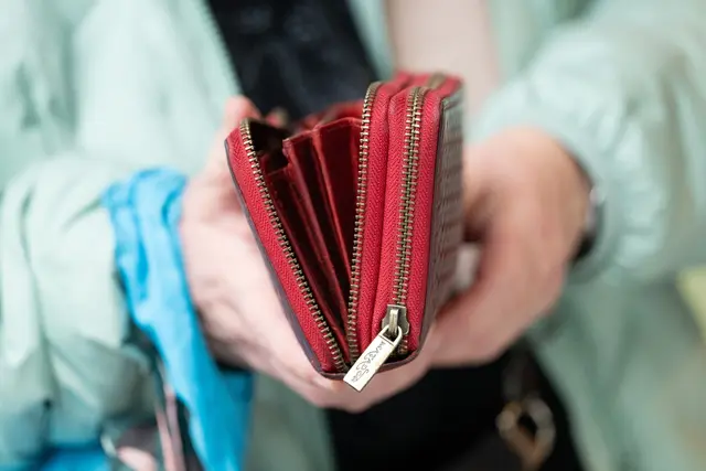 Je höher die Teuerungsrate, umso weniger können sich die Menschen für einen Euro leisten. | Foto: Sebastian Kahnert/dpa (Symbolbild)