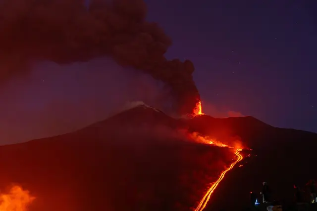 Der Ätna-Ausbruch lässt Starts und Landungen in Catania derzeit nicht zu. | Foto: Tommaso Sfregola/JNA via ZUMA Press Wire/dpa