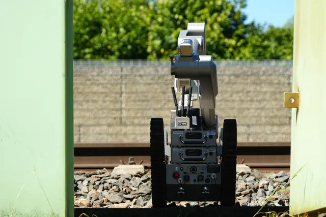 Ein Roboter ist auf dem Bahnhofsgelände im Einsatz. | Foto: Felix Kirberg/dpa