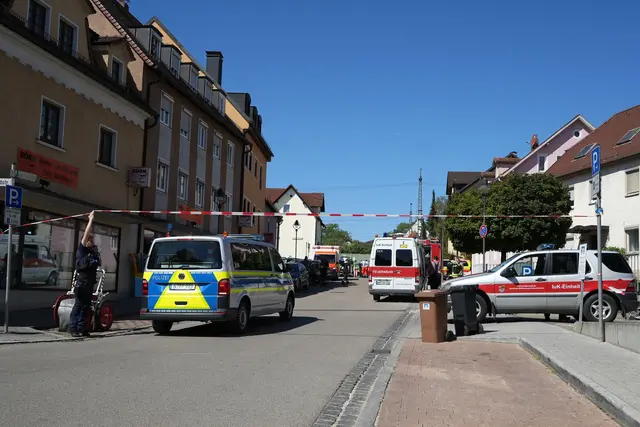 Sperrung wegen des Verdachtes auf Sprengstofffund am Bahnhof Treuchtlingen.  | Foto: Felix Kirberg/dpa