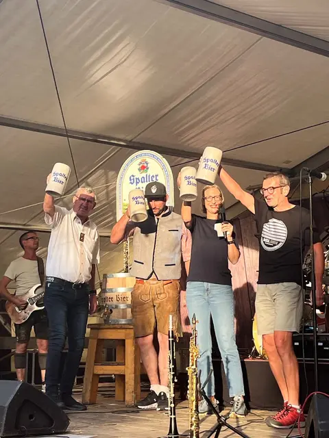 Nach dem Bieranstich wird im Festzelt gefeiert. | Foto: Vorstadtverein Wöhrd (Archivbild)