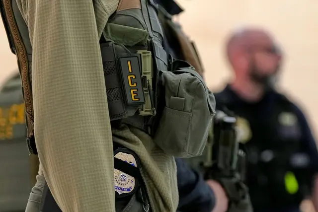 Die US-Einwanderungsbehörde ICE plant die Anschaffung von Elektroschock-Handschuhen.  | Foto: Angelina Katsanis/AP/dpa (Archivfoto)