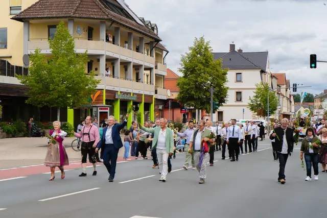 Der Festzug wird traditionell vom Stadtoberhaupt, in diesem Jahr dem Ersten Bürgermeister Bertram Höfer, und weiteren Würdenträgern angeführt. Das Archivbild zeigt den Festzug 2024. | Foto: Weißlein
