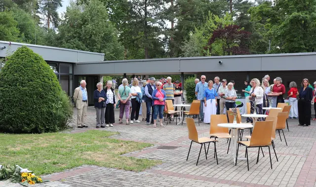 Start bei der anonymen Urnenwiese im Atrium: Oberasbachs Standesamt-Chefin Angela Weisel (rechts, mit weißer Jeansjacke) führte bei der Jubiläumsfeier eine von zwei Gruppen über den städtischen Friedhof. | Foto: Stadt Oberasbach