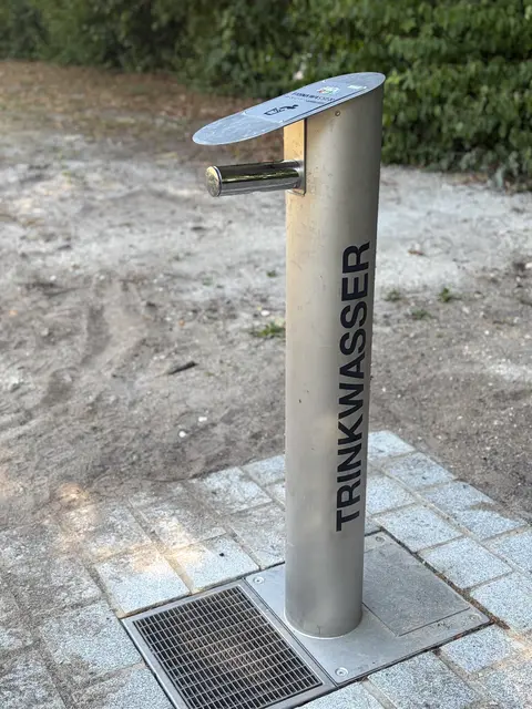 Schutzhülse und Magnetventil wurden am Trinkwasserbrunnen in Eckersmühlen mutwillig entfernt, weshalb dieser wieder außer Betrieb genommen werden musste. | Foto: Stadt Roth