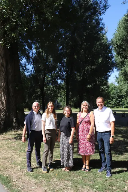 Alexander Steinhart (Techniker Krankenkasse), Kathrin Kröniger (Amt für Sport und Gesundheitsförderung), Sarah Huszli und Eva Göttlein (beide ZgHG) sowie Bürgermeister Markus Braun (v.li.) werben gemeinsam für das Präventionsprojekt „Stressfreies und resilientes Leben in Fürth – Basiskompetenzen für ein starkes Miteinander". | Foto: Stadt Fürth, Gaßner