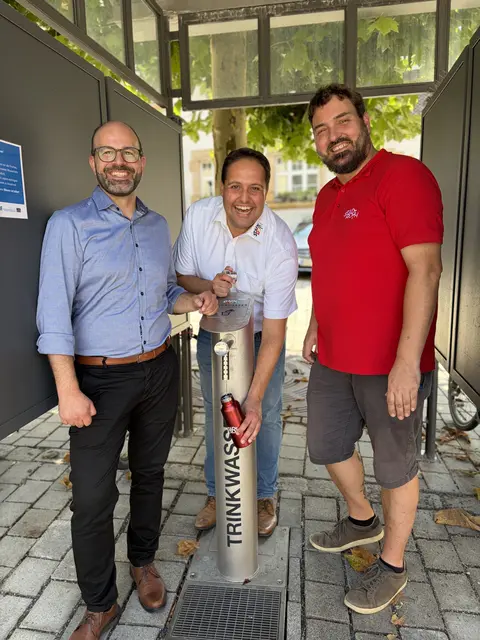 Freudig wollten Bürgermeister Andreas Buckreus und Kaufmännischer Leiter der Stadtwerke Johannes Lindner die Botschaft kundtun, dass es nun zwei Trinkbrunnen im Stadtgebiet gibt. Leider wurde diese Freude von Vandalismus überschattet. | Foto: Stadt Roth