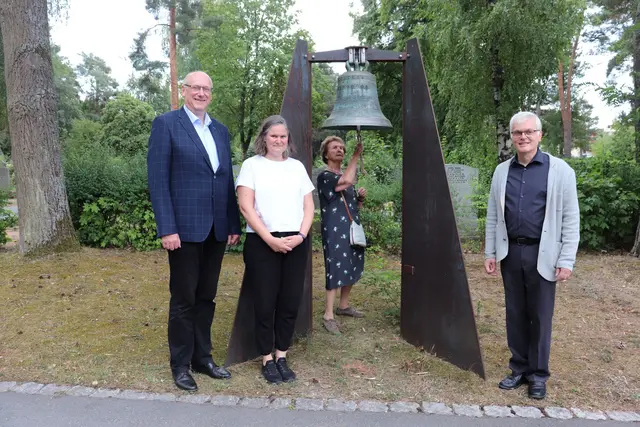 Erster Bürgermeister Thomas Diebenbusch, Alexandra Wieland, Gemeindereferentin St. Johannes, und Pfarrer Thomas Meister von St. Stephanus (v.l.) mit Edith Klein, ehemalige Vorsitzende des Oberasbacher Heimatvereins, die nach den Ansprachen die Friedhofsglocke läutete. | Foto: Stadt Oberasbach
