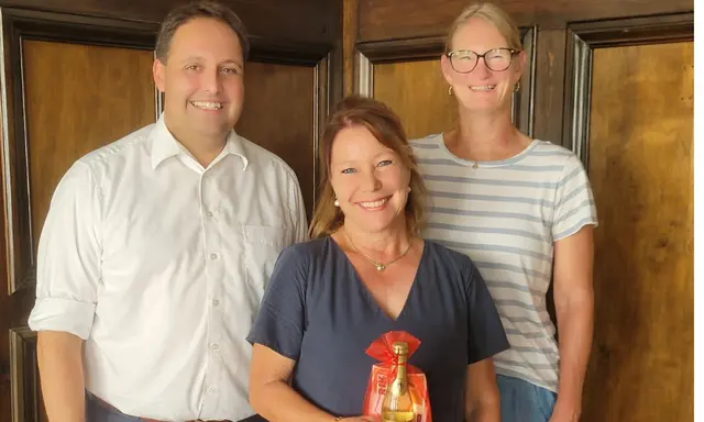 Gästeführerin Anke Geyer (Mitte) freut sich über die Ehrung durch Bürgermeister Andreas Buckreus (links) und Tourismus-Chefin Anke Freiman (rechts).