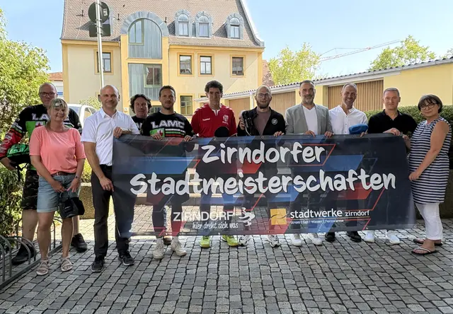 Erster Bürgermeister Marcus Spath (4. V.r.), Adelheid Seifert (r.) sowie Andreas Neusinger (2. v.r.) und Martin Bscheidl (3. v.l.) von den Stadtwerken Zirndorf freuen sich mit Vertretern der Sportvereine über die anstehenden Stadtmeisterschaften. | Foto: Stadt Zirndorf