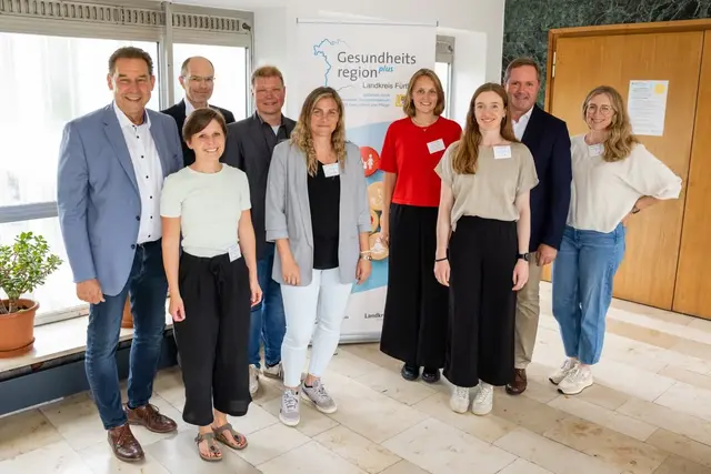 v.l.n.r.: Bürgermeister Stadt Fürth Markus Braun, Lisa Rogner, Kommunales Gesundheitsmanagement Stadt Fürth, Prof. Dr. Langguth und Roger Schmidt, Projektleiter HSN, Martina Eckmüller, GesundheitsregionPlus Landkreis Fürth, Isabelle Rausch, Fortbildungsreferentin HSN, Kathrin Kröniger Kommunales Gesundheitsmanagement Stadt Fürth, Landrat Bernd Obst sowie Dr. Mirka Möldner, Abteilungsleitung Landratsamt Fürth. | Foto: Landratsamt Fürth