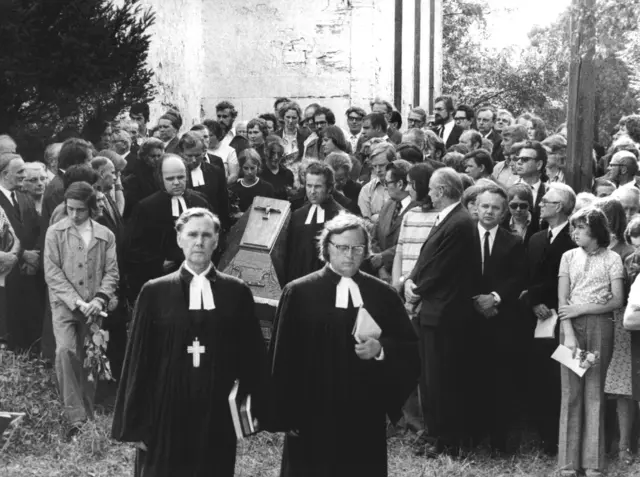 Einige Tage nach der Selbstverbrennung des Geistlichen zog seine Beisetzung Hunderte von Menschen an.  | Foto: picture-alliance / dpa (Archivbild)