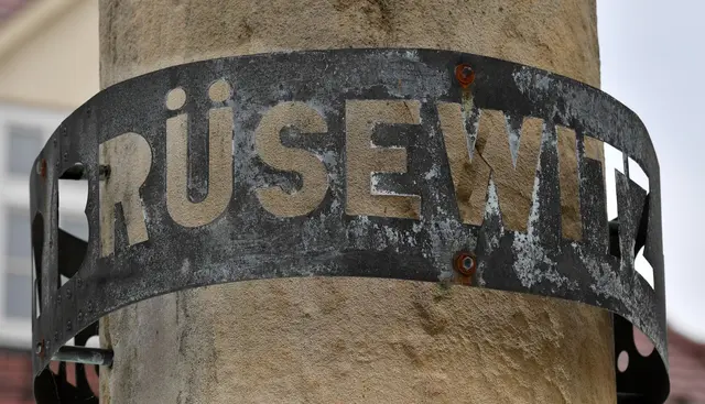 In Zeitz erinnert eine Stele an Brüsewitz. | Foto: Hendrik Schmidt/dpa-Zentralbild/dpa (Archivbild)