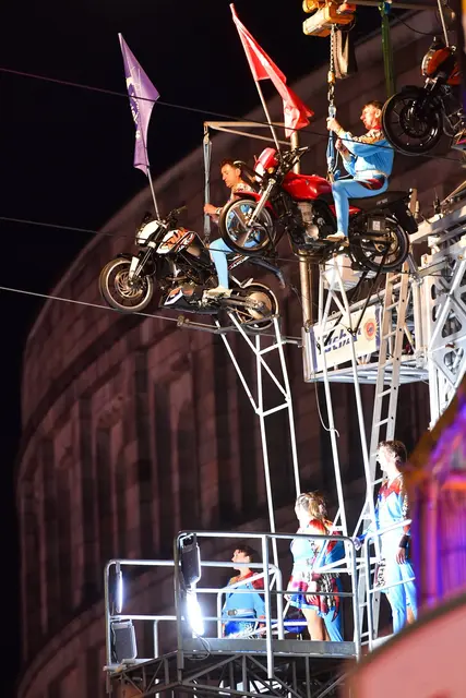Hochseilshow der Geschwister Weisheit auf dem Nürnberger Frühlingsfest. | Foto: Berny Meyer/Südd. Schaustellerverband