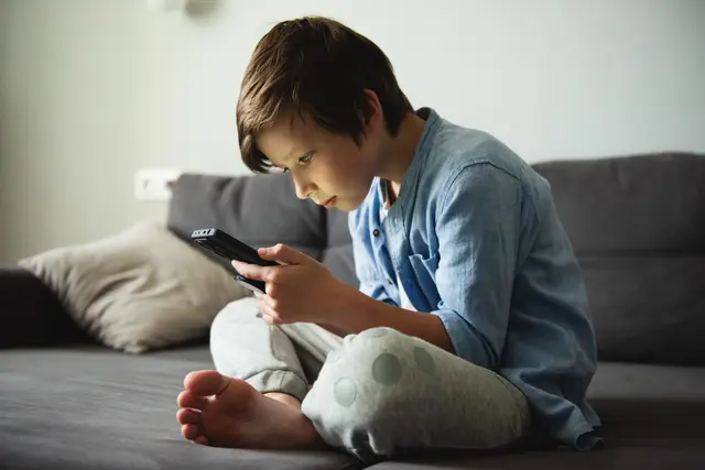Viele Kinder sehen in den sogenannten sozialen Medien Inhalte, die für ihr Alter absolut ungeeignet sind. | Foto: irena_geo-stock.adobe.com (Symbolbild)