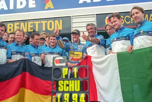 Formel-1-Pilot Michael Schumacher (Mitte) jubelt 1994 mit seinem Benetton-Team über seinen WM-Titel. (Archivbild) | Foto: Harry Melchert/dpa