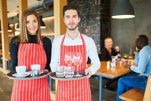 Viel Arbeit und Verantwortung bei wenig Lohn: Die Gastronomie in Deutschland steckt in einer schweren Dauerkrise. | Foto: Robert Kneschke - stock.adobe.com (Symbolbild)