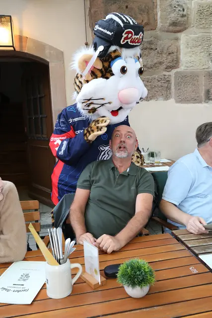 Gutes Wetter, leckeres Essen im Tucher Bräu am Opernhaus und viel Spaß mit Maskottchen Pucki mit Spielern, Fans und Gästen.  | Foto: Jürgen Friedrich