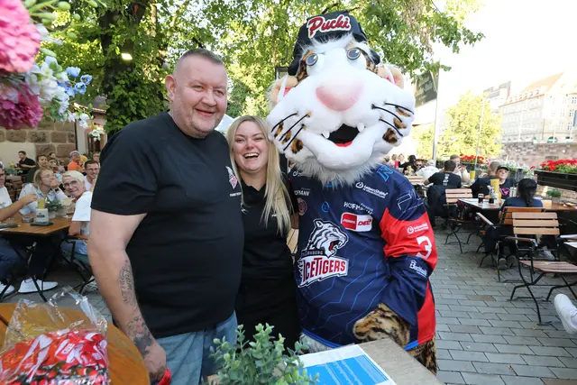 Gutes Wetter, leckeres Essen im Tucher Bräu am Opernhaus und viel Spaß mit Maskottchen Pucki mit Spielern, Fans und Gästen.  | Foto: Jürgen Friedrich
