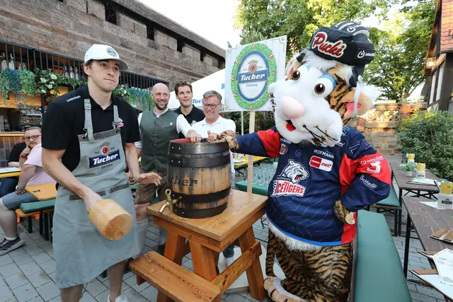 Gutes Wetter, leckeres Essen im Tucher Bräu am Opernhaus und viel Spaß mit Maskottchen Pucki mit Spielern, Fans und Gästen.  | Foto: Jürgen Friedrich