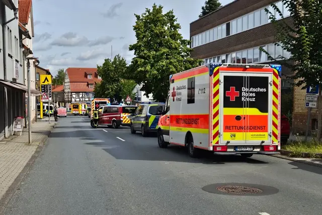 Rettungskräfte kümmerten sich um die Verletzten.  | Foto: .---/HessenNewsTV/dpa