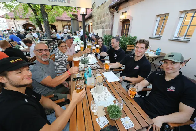 Gutes Wetter, leckeres Essen im Tucher Bräu am Opernhaus und viel Spaß mit Maskottchen Pucki mit Spielern, Fans und Gästen.  | Foto: Jürgen Friedrich