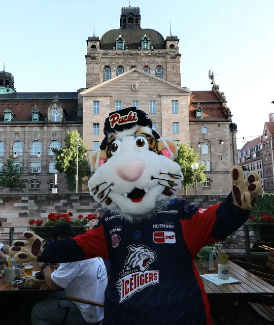 Gutes Wetter, leckeres Essen im Tucher Bräu am Opernhaus und viel Spaß mit Maskottchen Pucki mit Spielern, Fans und Gästen.  | Foto: Jürgen Friedrich